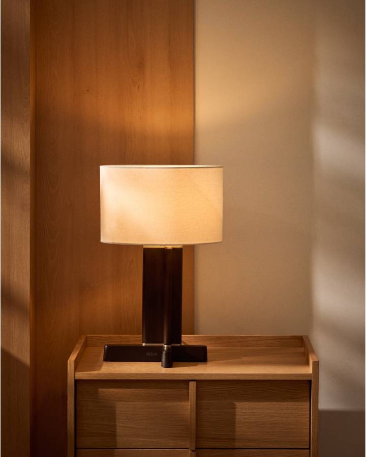 LAMPE DE TABLE NIANI EN BOIS D'HEVEA, FINITION FONCEE ET ABAT-JOUR