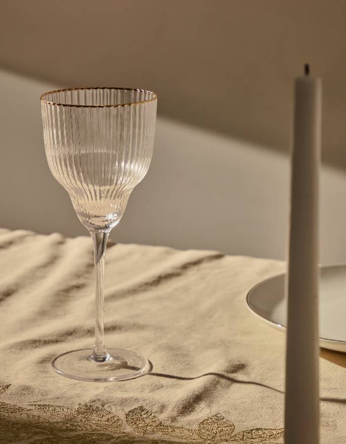 Verre à vin Ayan en verre transparent et détail doré 33 cl